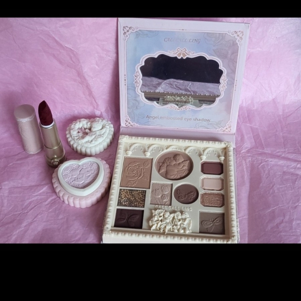 chic Angel Embossed Eyeshadow Palette - Brown and Cream